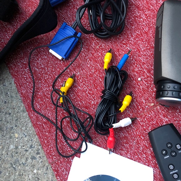 NEW PROJECTOR - Picture 7 of 12